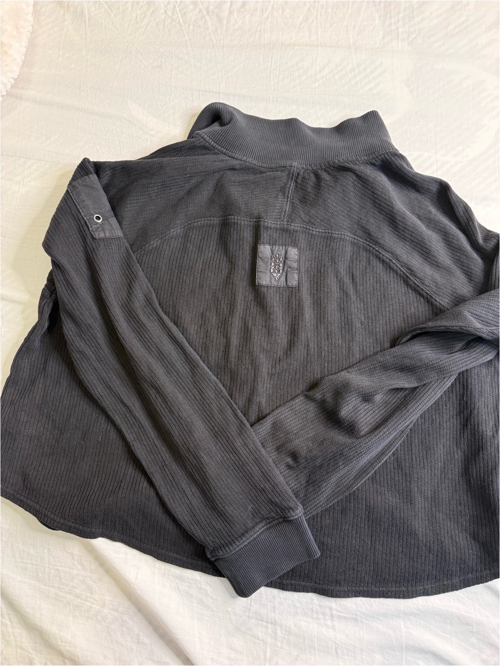 Cropped Ribbed Snap-Front Pullover Top - Dark Gray - Picture 4 of 4